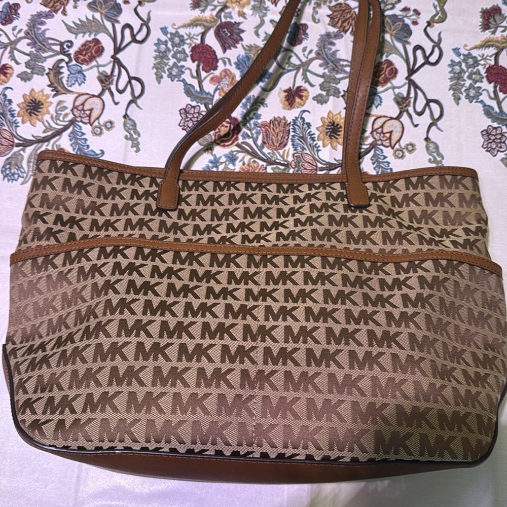 MICHAEL KORS Canvas Tote with Multiple Pockets and Gold Hardware EUC - Picture 5 of 13